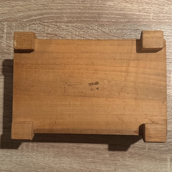 1940’s Vintage Wooden Mid-20th-Century Cedar Keepsake or Jewelry Chest - Picture 5 of 5